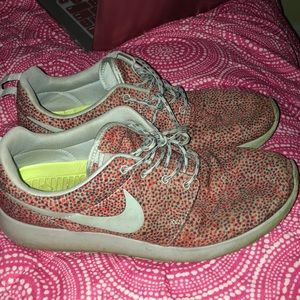 Size 10 women’s Nike roshes